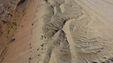 Nefes kesici hava perspektifleri ustyurt platosunun eşsiz jeolojik oluşumlarını sergiliyor, kanyonların, uçurumların ve çöl arazilerinin büyüleyici manzarasını gözler önüne seriyor.