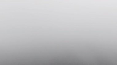 Yoğun sis, Koh Chang adasındaki yemyeşil dağ zirvesini yavaş yavaş ortaya çıkararak atmosferik koşullar ve tropikal manzaralar arasındaki karmaşık etkileşimleri vurguluyor.