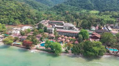 Turkuaz sular koh chang adasının kumlu kıyılarına çarpar. Lüks bir tatil köyü, yemyeşil yemyeşil, sakin bir kaçış sunar.