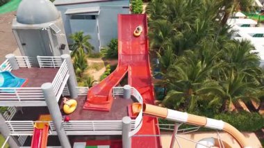 Renkli su kayakları tropikal tatil köylerinde heyecan verici bir eğlence sağlıyor. Konuklar yaz tatili boyunca aileleri ve arkadaşlarıyla keyifli anlar yaşıyor.