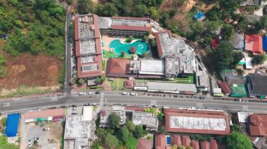 Koh Chang Adası 'nın hava perspektifleri binaları, yüzme havuzları, yolları ve çevresindeki yemyeşil bitki örtüsüyle bir sahil beldesini gözler önüne seriyor.