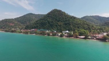 Trat, Tayland 'daki Koh Chang Adası, turistler için popüler bir yer olan güzel plajlar, yemyeşil bitki örtüsü ve turkuaz su sunar.