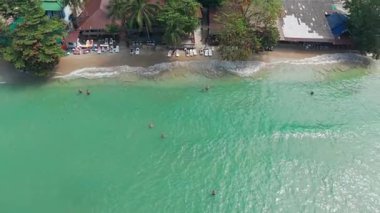 Tayland 'daki Koh Chang adası turistler için muhteşem bir cennet olan plaj, tatil köyleri ve tropikal bitki örtüsü manzarası sunuyor.