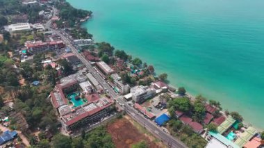 Turkuaz su, otellerin ve tatil beldelerinin sahil boyunca uzandığı Koh Chang adasının kıyılarını nazikçe dolaşarak nefes kesici manzaralar ve tropikal bir cennet sunar.