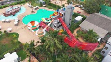 Hava manzaralı canlı su parkı manzarası renkli su kaydırakları, yüzme havuzları ve temalı korsan gemisi ailelerin mutluluğunu güneşli gökyüzü altında davet ediyor.