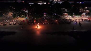 Muhteşem gece gösterisiyle turistleri eğlendiren ateş göstericileri, canlı renkli meşaleler ve büyüleyici dans hareketleri ile tropikal manzaraları aydınlatan
