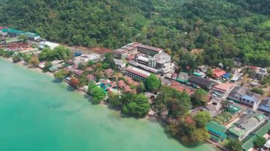 Turkuaz sular, lüks otellerin ve tatil beldelerinin bereketli tropikal bitki örtüsünün ortasında durgun ve davetkar bir tatil beldesi oluşturduğu Koh Chang adasının kıyılarını nazikçe dolaşır.