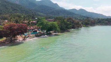Koh Chang Adası, yemyeşil bitki örtüsüyle çevrili güzel bir tatil beldesi gösteriyor. Yüzme havuzu ve turkuaz suyu, dinlendirici bir tatil için mükemmel.