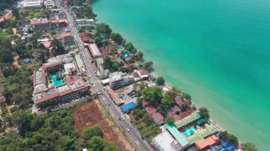 Turkuaz su, koh chang adasının kumlu sahillerini nazikçe kaplar. Lüks oteller ve oteller, yemyeşil otellerin ortasında yuva yapar. Tayland 'ın göbeğinde huzurlu bir kaçış sunar.