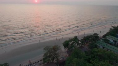 Koh Chang adaları ılık günbatımı renkleriyle parlayan sakin plajlar, kıyı şeridi boyunca yürüyen turistlerin ve sakin okyanus sularının yakınında canlı bir akşam partisi atmosferinin keyfini çıkarıyorlar.