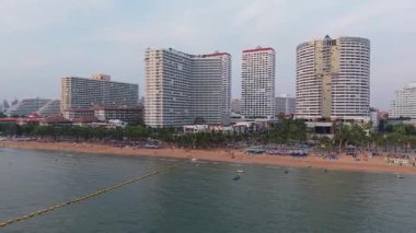 Canlı Pattaya sahil şeridini yakalayan hava manzarası, lüks tatil beldelerini, şehir siluetlerini ve Chonburi 'nin tropik Tayland' da uzanan sakin okyanus sularını gözler önüne seriyor.
