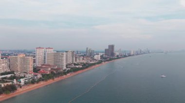 Canlı Pattaya sahil şeridini yakalayan hava manzarası, lüks tatil beldelerini, şehir siluetlerini ve Chonburi 'nin tropik Tayland' da uzanan sakin okyanus sularını gözler önüne seriyor.