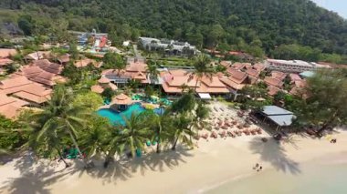 Tayland 'daki Koh Chang Adası tatil köyü, el değmemiş plajların çarpıcı hava perspektifleri, yüzme havuzları, bereketli tropikal manzaralar ve geleneksel tarz konaklama olanakları sunuyor.