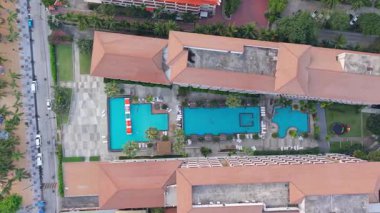 Şatafatlı oteller, ışıl ışıl yüzme havuzları, turkuaz denizler, tekneler, pitoresk pattaya kıyı şeridi boyunca seyir şamandıraları ile canlı kıyı manzaraları görüntülüyor.