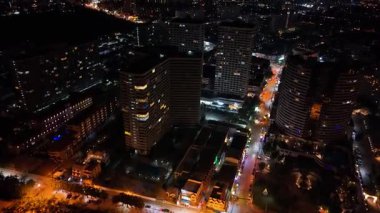 Geceleyin canlı Pattaya şehri caddeleri aydınlattı, hareketli plajları aydınlattı ve yapay ışıkların oluşturduğu palmiye ağaçlarının gölgeleri dinamik bir şehir manzarası yarattı.