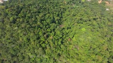 Koh Chang adası, oteller, tatil beldeleri ve su parkları ile turizmi genişletmekle adanın yemyeşil ve doğal güzelliklerini korumak arasında hassas bir denge gösteriyor.