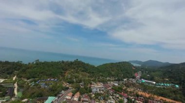 Hava aracı görüntüleri canlı bir tatil beldesi olduğunu gösteriyor. Yüzme havuzları, koh chang adalarına yerleştirilmiş su kaydırakları tropikal alanlar.