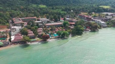 Turkuvaz denizi Koh Chang adasının kumlu sahillerini siler. Büyük bir tatil köyü, yemyeşil bitki örtüsüyle çevrili tropik bir cennette dinlenmek ve dinlenmek isteyen turistleri karşılar.