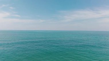 El değmemiş turkuaz sular gök mavisi gökyüzü ile birleşiyor. Tayland 'daki Koh Chang tropikal adasının üzerinde süzülen yumuşak bulutlar havadan bakıldığında sakin deniz manzarasını ortaya çıkarıyor.