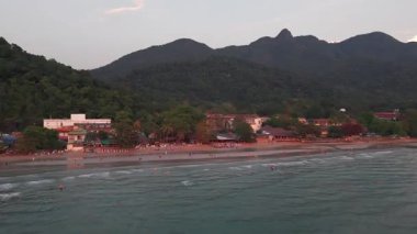 Tayland 'daki Koh Chang Adası birçok turistin plajda dinlendiği ve akşamın tadını çıkardığı muhteşem bir sahil manzarası sunar.