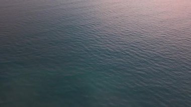 Serene koh chang adası gün batımı sakin okyanus yüzeyini yansıtıyor, derin maviden yumuşak pembeye doğru büyüleyici bir değişim yaratıyor.