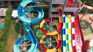 Renkli su kayakları karışık yaşlardaki turistleri cezbediyor, heyecan verici bir dinlenme ve canlı su tatil beldelerinde serinletici bir yaz tatili sağlıyor