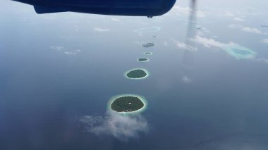 Bir deniz uçağından Maldivler adalarının nefes kesici hava manzarasını yakalamak, turkuaz suları, mercan resifleri ve sakin manzarasıyla tropik cennetin nefes kesici güzelliğini gözler önüne seriyor.