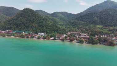 El değmemiş turkuaz sular yeşil koh chang adasının kıyı şeridini nazikçe kaplıyor, dağlık arazi boyunca uzanan verimli tropikal ormanı ortaya çıkarıyor manzaralı güneydoğu Tayland 'da