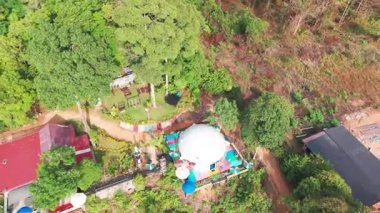 Jeodezik kubbelerle dolu bir eko-tatil beldesini canlı yeşil bir ormanın ortasına yerleştirerek sürdürülebilir turizmi Tayland 'daki doğal güzelliklerle harmanlıyor.