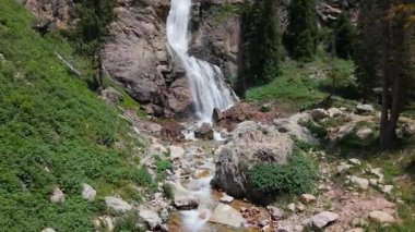 Serinletici su gizli şelalelerden aşağı akıyor. Şelale kanyonunda güzel bir şelale var. Grand Teton Ulusal Parkı, Wyoming.
