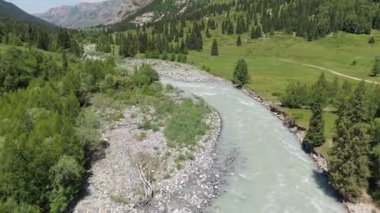 Turkuaz nehri yemyeşil vadide kıvrılıyor, yoğun kozalaklı ormanlar kayalık nehir kıyılarını kuşatıyor, Sibirya dağ bölgesinde el değmemiş yaban hayatı yaratıyor.