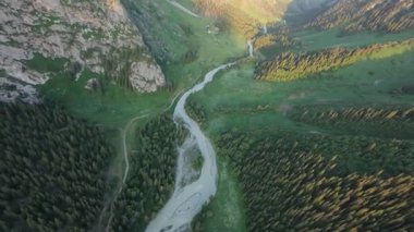 Bir kartal bir FPV insansız hava aracına saldırdı. Nefes kesen hava manzaraları, görkemli dağlarla çevrili yemyeşil bir vadide kıvrılan bir nehri yakalıyor ve muhteşem bir manzara yaratıyor.