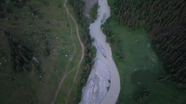 Şafak sökerken sakin bir dağ vadisinde bir nehir, bereketli ormanlar ve kayalık arazide kıvranıyor.
