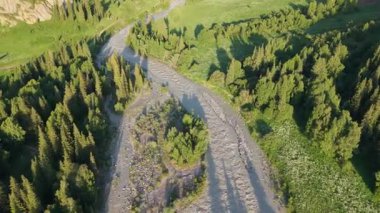 Nefes kesici hava manzaraları, görkemli dağlar ve yoğun ormanlar tarafından çerçevelenmiş yemyeşil bir vadide dolanan el değmemiş bir nehri yakalıyor ve sakin ve resimli bir manzara yaratıyor.