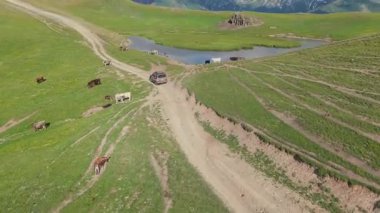 Majestic tian Shan dağları yemyeşil vadileri, dingin gölü, otlayan sığırları ve engebeli araziyi aşıp Orta Asya 'nın el değmemiş çöllerini yakalıyor.
