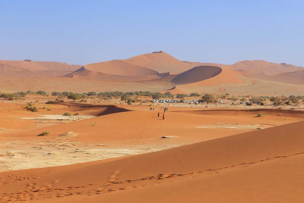Deadvlei Sossusvlei Namibië September 2018 Mensen Die Duinen Lopen Namib — Stockfoto