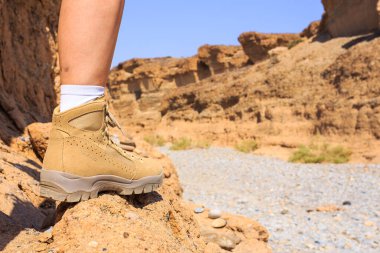 Sesriem, Sossusvlei, Namibya - 30 Eylül 2018: Meşhur Meindl markasının ayakkabılarını giyen bir turist. Dağ, tırmanma ve yürüyüş ayakkabıları.