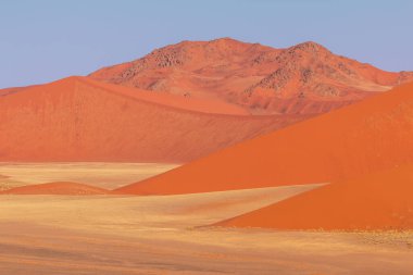 Meşhur kum tepesi 45. Namib Çölü 'nün güneyindeki Namib-Naukluft Ulusal Parkı' nda..