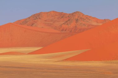 Meşhur kum tepesi 45. Namib Çölü 'nün güneyindeki Namib-Naukluft Ulusal Parkı' nda..