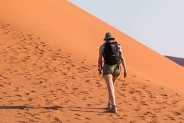 Sossusvlei, Namibya - 30 Eylül 2018: Meşhur kum tepesi 45 'te turist. Namib Çölü 'nün güneyindeki Namib-Naukluft Ulusal Parkı' nda..