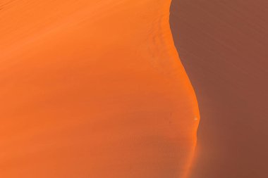 Namib-Naukluft Ulusal Parkı 'ndaki Namib Çölü' nün güney kesimindeki kum tepeleri. Güzel gün doğumu.