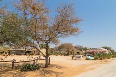 Solitaire, Namibya - 01 Ekim 2018: Namib Çölü 'ndeki Solitaire benzin istasyonu, Namib-Naukluft Milli Parkı. Khomas bölgesinde küçük bir yerleşim yeri.