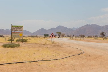 Solitaire, Namibya - 01 Ekim 2018: İşaretli çakıl yolu. Namib Çölü, Namib-Naukluft Ulusal Parkı 'ndaki Solitaire benzin istasyonunda..