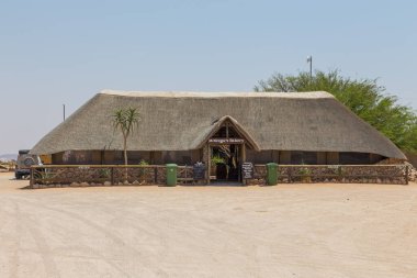 Solitaire, Namibya - 01 Ekim 2018: Solitaire 'deki benzin istasyonunun yanında ikonik bir fırın. McGregors Fırını. Namib Çölü, Namib-Naukluft Ulusal Parkı.