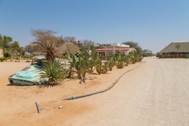 Solitaire, Namibya - 01 Ekim 2018: Namib Çölü 'ndeki Solitaire benzin istasyonu, Namib-Naukluft Milli Parkı. Khomas bölgesinde küçük bir yerleşim yeri.