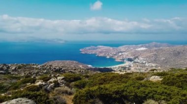 Ios adasının manzarası. Arka planda Chora kasabası var. Kıyı şeridinin panoramik manzarası, dağ çevresi. Cyclades, Yunanistan. 