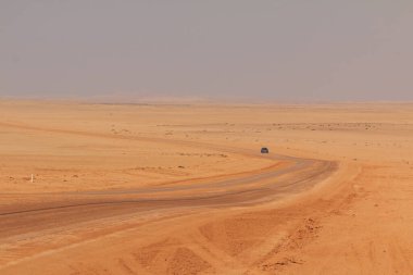 Swakopmund, Namibya - 02 Ekim 2018: çakıllı araba, Namibya yolu. Namibya vahşi doğası.
