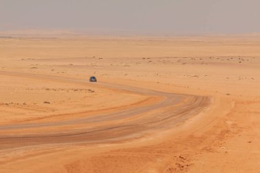 Swakopmund, Namibya - 02 Ekim 2018: çakıllı araba, Namibya yolu. Namibya vahşi doğası.