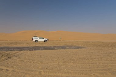 Swakopmund, Namibya - 02 Ekim 2018: Namibya 'da kamp malzemeleri ve bir çatı çadırıyla donatılmış tipik 4x4 kiralık araba. Namibya vahşi doğası.