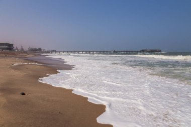 Swakopmund Namibya, Güney Afrika 'daki eski tarihi Alman iskelesi. Atlantik Okyanusu 'ndaki yüksek dalgalar.